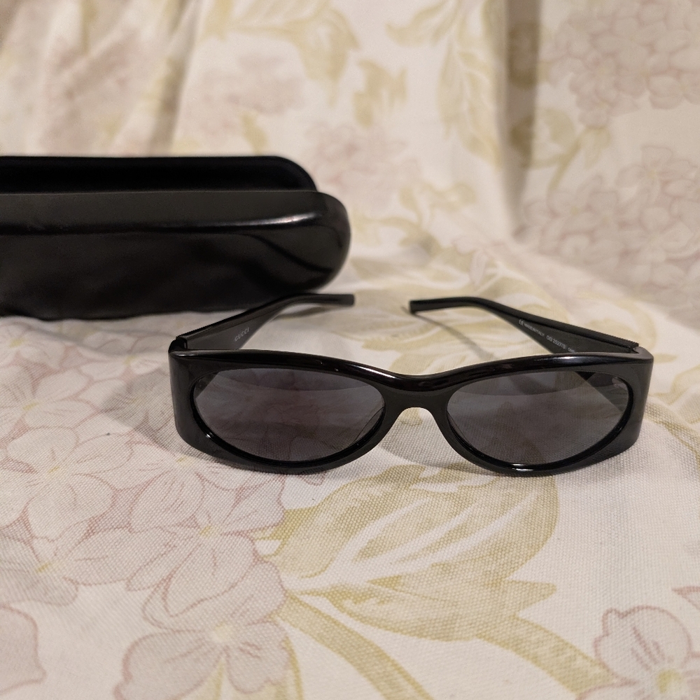 Gucci Vintage GG 2527S GM5 Notify Black and Green Women's Sunglasses - Picture 2 of 8